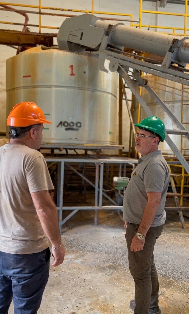 Equipo de Campocatt en la planta de producción